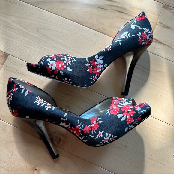 Jessica Simpson Floral Peep-Toe Pumps - Picture 2 of 9